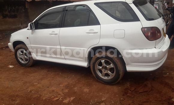Nunua Ilio tumika Toyota Harrier Nyeupe Gari ndani ya Kampala nchini Uganda