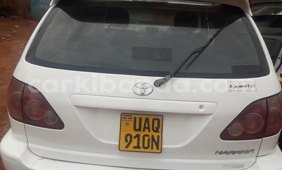 Gura Yakoze Toyota Harrier White Imodoka i Kampala mu Uganda Gura Yakoze Toyota Harrier White Imodoka i Kampala mu Uganda