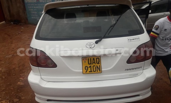 Gura Yakoze Toyota Harrier White Imodoka i Kampala mu Uganda Gura Yakoze Toyota Harrier White Imodoka i Kampala mu Uganda