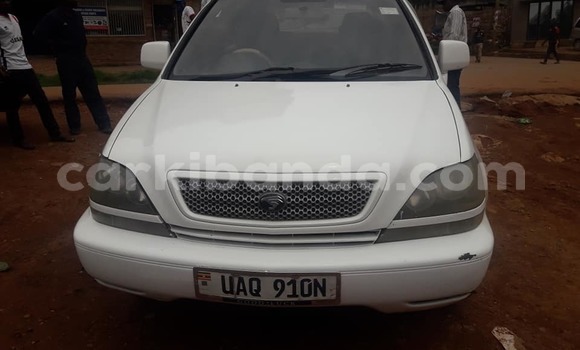 Gura Yakoze Toyota Harrier White Imodoka i Kampala mu Uganda Gura Yakoze Toyota Harrier White Imodoka i Kampala mu Uganda