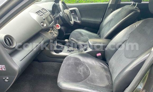 Gura Yakoze Toyota RAV4 Beige Imodoka i Kampala mu Uganda Gura Yakoze Toyota RAV4 Beige Imodoka i Kampala mu Uganda