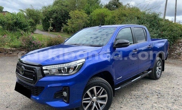Gura Yakoze Toyota Hilux Blue Imodoka i Kampala mu Uganda