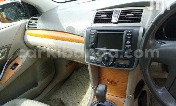 Gura Yakoze Toyota Premio White Imodoka i Kampala mu Uganda