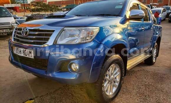 Gura Yakoze Toyota Hilux Blue Imodoka i Kampala mu Uganda