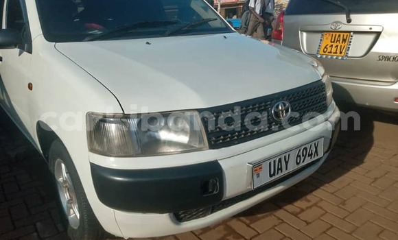 Nunua Ilio tumika Toyota Probox Nyeupe Gari ndani ya Kampala nchini Uganda