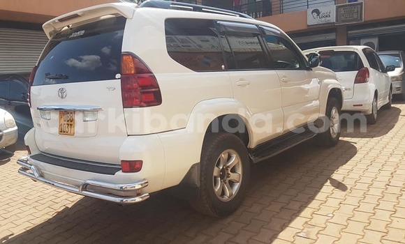 Gura Yakoze Toyota Land Cruiser Prado White Imodoka i Kampala mu Uganda Gura Yakoze Toyota Land Cruiser Prado White Imodoka i Kampala mu Uganda