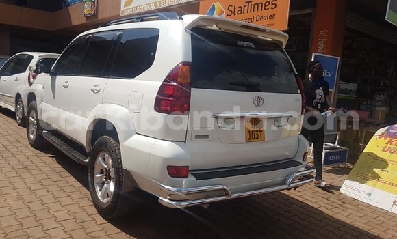 Gura Yakoze Toyota Land Cruiser Prado White Imodoka i Kampala mu Uganda Gura Yakoze Toyota Land Cruiser Prado White Imodoka i Kampala mu Uganda