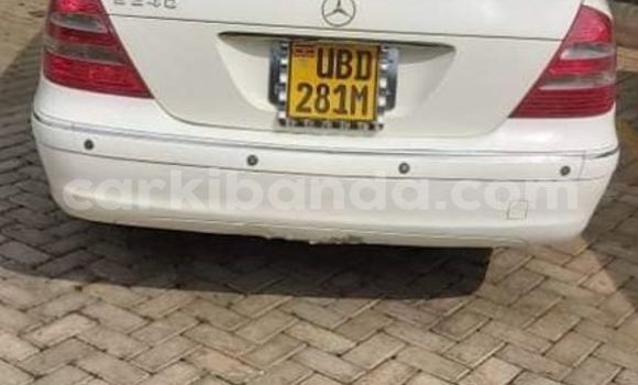 Gura Yakoze Mercedes‒Benz E–Class White Imodoka i Kampala mu Uganda