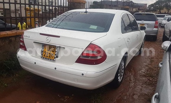 Gura Yakoze Mercedes‒Benz E–Class White Imodoka i Kampala mu Uganda Gura Yakoze Mercedes‒Benz E–Class White Imodoka i Kampala mu Uganda