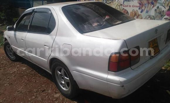 Gura Yakoze Toyota Vista White Imodoka i Kampala mu Uganda Gura Yakoze Toyota Vista White Imodoka i Kampala mu Uganda