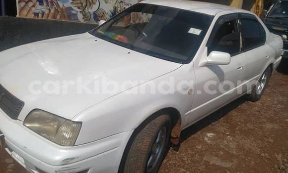 Gura Yakoze Toyota Vista White Imodoka i Kampala mu Uganda Gura Yakoze Toyota Vista White Imodoka i Kampala mu Uganda
