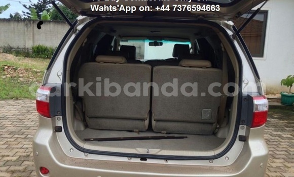 Acheter Occasion Voiture Toyota Fortuner Beige à Kampala, Ouganda Acheter Occasion Voiture Toyota Fortuner Beige à Kampala, Ouganda