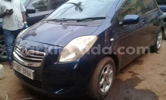 Gura Yakoze Toyota Vitz Blue Imodoka i Kampala mu Uganda
