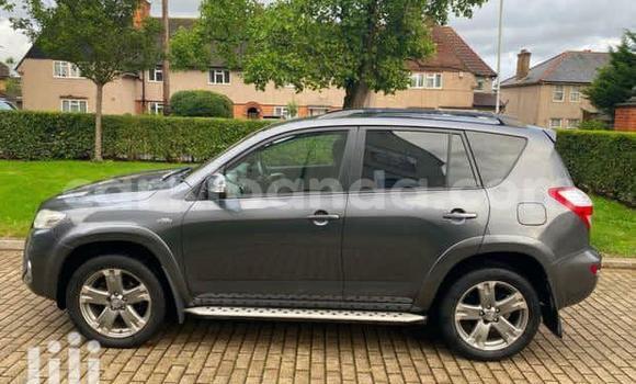 Nunua Ilio tumika Toyota RAV4 Beige Gari ndani ya Kampala nchini Uganda Nunua Ilio tumika Toyota RAV4 Beige Gari ndani ya Kampala nchini Uganda