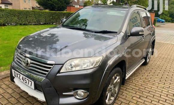 Nunua Ilio tumika Toyota RAV4 Beige Gari ndani ya Kampala nchini Uganda Nunua Ilio tumika Toyota RAV4 Beige Gari ndani ya Kampala nchini Uganda