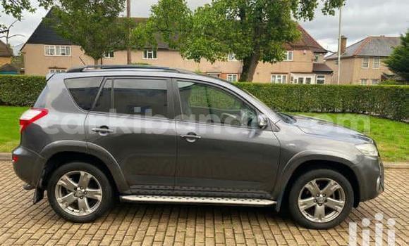 Nunua Ilio tumika Toyota RAV4 Beige Gari ndani ya Kampala nchini Uganda Nunua Ilio tumika Toyota RAV4 Beige Gari ndani ya Kampala nchini Uganda
