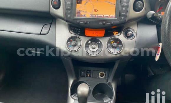 Nunua Ilio tumika Toyota RAV4 Beige Gari ndani ya Kampala nchini Uganda Nunua Ilio tumika Toyota RAV4 Beige Gari ndani ya Kampala nchini Uganda