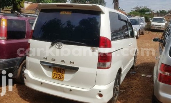 Nunua Ilio tumika Toyota Noah Nyeupe Gari ndani ya Kampala nchini Uganda