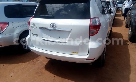 Gura Nshya Toyota Vanguard White Imodoka i Kampala mu Uganda Gura Nshya Toyota Vanguard White Imodoka i Kampala mu Uganda