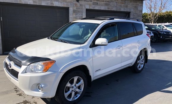 Gura Yakoze Toyota RAV4 Red Imodoka i Kampala mu Uganda