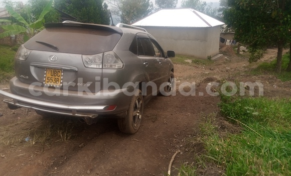 Gura Yakoze Toyota Harrier Silver Imodoka i Wakiso mu Uganda