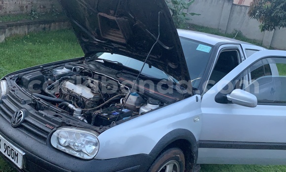 Gura Yakoze Volkswagen Golf Silver Imodoka i Kampala mu Uganda
