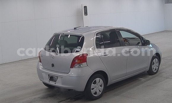 Nunua Ilio tumika Toyota Vitz Fedha Gari ndani ya Kampala nchini Uganda Nunua Ilio tumika Toyota Vitz Fedha Gari ndani ya Kampala nchini Uganda