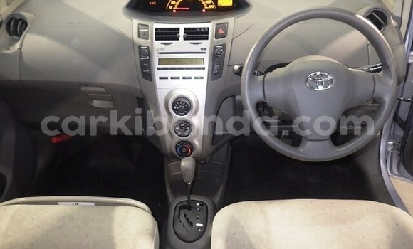 Nunua Ilio tumika Toyota Vitz Fedha Gari ndani ya Kampala nchini Uganda Nunua Ilio tumika Toyota Vitz Fedha Gari ndani ya Kampala nchini Uganda