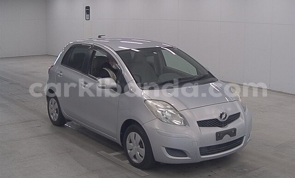 Nunua Ilio tumika Toyota Vitz Fedha Gari ndani ya Kampala nchini Uganda Nunua Ilio tumika Toyota Vitz Fedha Gari ndani ya Kampala nchini Uganda