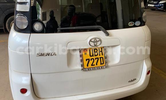 Acheter Occasion Voiture Toyota Sienta Blanc à Kampala, Ouganda