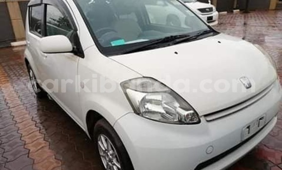 Nunua Ilio tumika Toyota Passo Nyeupe Gari ndani ya Adjumani nchini Kaskazini