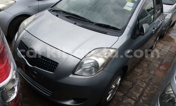 Nunua Ilio tumika Toyota Vitz Fedha Gari ndani ya Adjumani nchini Kaskazini