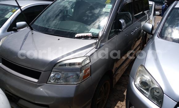 Nunua Ilio tumika Toyota Voxy Fedha Gari ndani ya Adjumani nchini Kaskazini