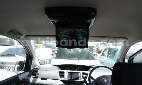 Nunua Ilio tumika Toyota Voxy Fedha Gari ndani ya Adjumani nchini Kaskazini Nunua Ilio tumika Toyota Voxy Fedha Gari ndani ya Adjumani nchini Kaskazini