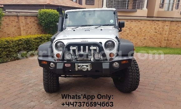 Nunua Ilio tumika Jeep Wrangler Fedha Gari ndani ya Kampala nchini Uganda