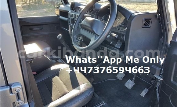 Nunua Ilio tumika Land Rover Defender Fedha Gari ndani ya Kampala nchini Uganda Nunua Ilio tumika Land Rover Defender Fedha Gari ndani ya Kampala nchini Uganda