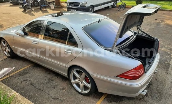 Gura Yakoze Mercedes‒Benz C–Class Silver Imodoka i Adjumani mu Northern