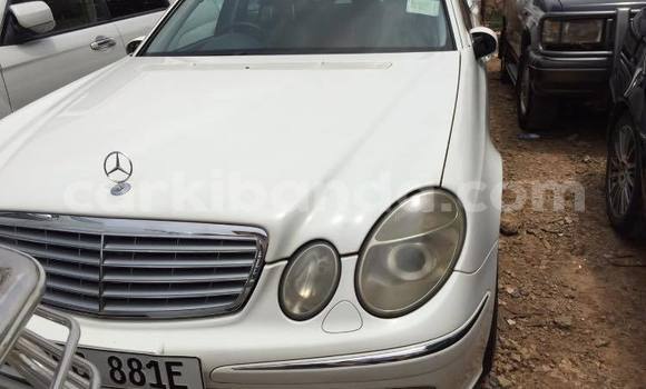 Gura Yakoze Mercedes‒Benz E–Class White Imodoka i Adjumani mu Northern
