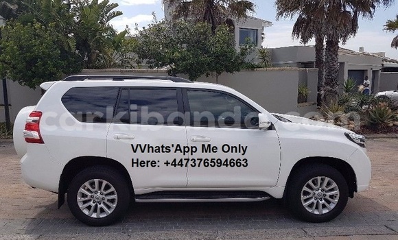 Acheter Occasion Voiture Toyota Land Cruiser Prado Blanc à Kampala, Ouganda