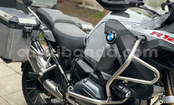 Gura Yakoze BMW R1200GS Adventure Beige Bike i Kampala mu Uganda Gura Yakoze BMW R1200GS Adventure Beige Bike i Kampala mu Uganda