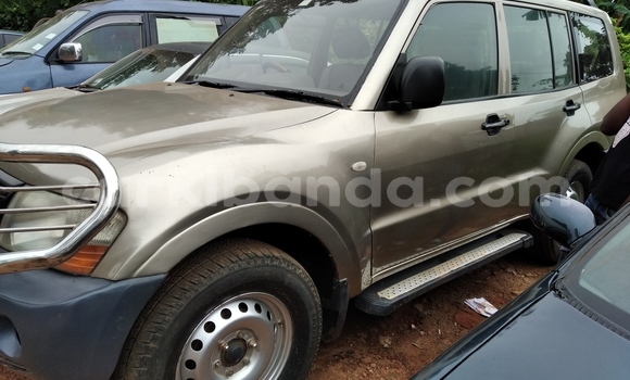 Nunua Ilio tumika Mitsubishi Pajero Beige Gari ndani ya Kampala nchini Uganda Nunua Ilio tumika Mitsubishi Pajero Beige Gari ndani ya Kampala nchini Uganda