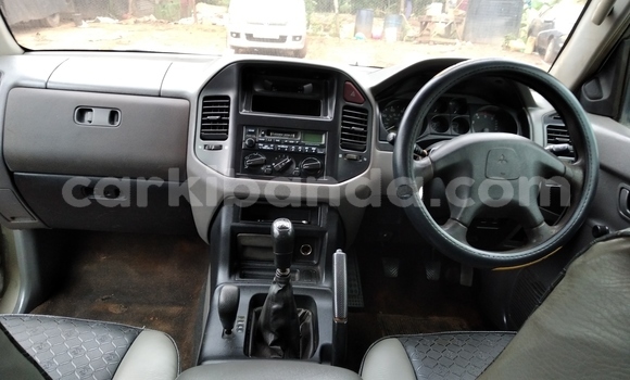 Nunua Ilio tumika Mitsubishi Pajero Beige Gari ndani ya Kampala nchini Uganda Nunua Ilio tumika Mitsubishi Pajero Beige Gari ndani ya Kampala nchini Uganda