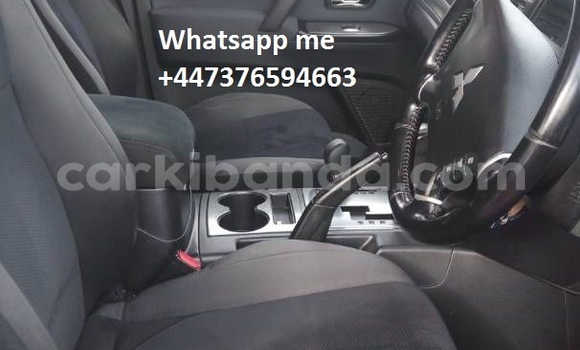 Gura Yakoze Mitsubishi Pajero Silver Imodoka i Kampala mu Uganda Gura Yakoze Mitsubishi Pajero Silver Imodoka i Kampala mu Uganda