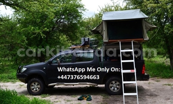 Gura Yakoze Toyota Hilux Black Imodoka i Kampala mu Uganda