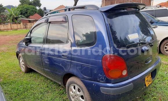 Gura Yakoze Toyota Spacio Blue Imodoka i Entebbe mu Uganda