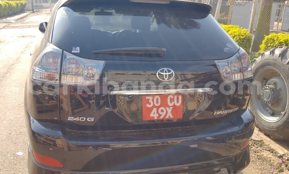 Nunua Imported Toyota Harrier Nyeusi Gari ndani ya Kampala nchini Uganda