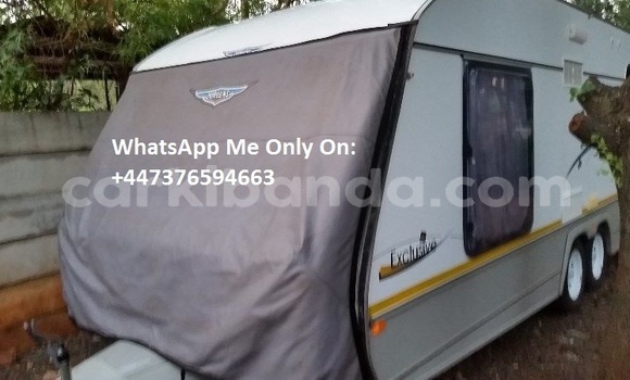 Gura Yakoze Land Rover Defender White Imodoka i Kampala mu Uganda