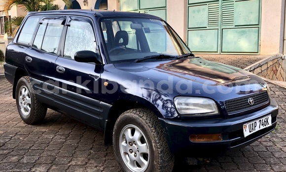 Nunua Ilio tumika Toyota RAV4 Bluu Gari ndani ya Kampala nchini Uganda