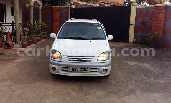 Acheter Occasion Voiture Toyota Raum Blanc à Kampala, Ouganda Acheter Occasion Voiture Toyota Raum Blanc à Kampala, Ouganda