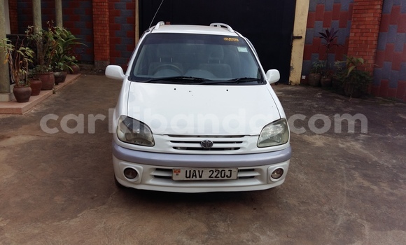 Acheter Occasion Voiture Toyota Raum Blanc à Kampala, Ouganda Acheter Occasion Voiture Toyota Raum Blanc à Kampala, Ouganda